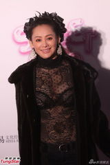 组图：星美千易周年庆典 宁静脱外套秀双峰