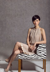 组图：隋俊波裸装写真 清雅柔和小露性感