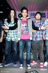 组图：柯有纶为服装助阵演出 透露新专辑12月发行