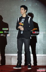 组图：王力宏帅气亮相 情人节表白歌迷