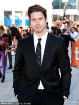 组图：《对的错误》首映 莎拉-坎宁着抹胸裙