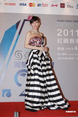 组图：周慧敏低胸拖尾长裙现身 否认给老公赚钱