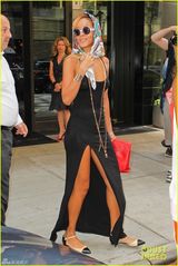 组图：蕾哈娜真空吊带高衩群配花头巾 装扮雷人