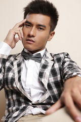 组图：郑凯格纹衬衫彰显时尚男人味