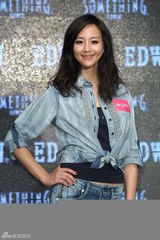 组图：张钧甯携周汤豪走秀 称与何润东不来电