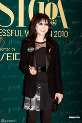 高清图：伏明霞携夫出席颁奖礼 谢杏芳诠释成功女性