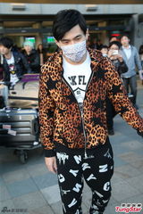 组图：周杰伦豹纹装携母出行 机场遇媒体玩快闪