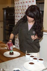 组图：蔡健雅中英双碟齐发 做蛋糕手艺获称赞