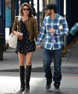 组图：吉伦希尔纽约街头牵手嫩模女友 恩爱甜蜜