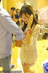 组图：李小璐素颜凸肚与贾乃亮婚前彩排