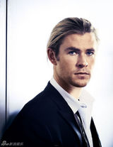 组图：“雷神”克里斯西装革履登杂志大展帅气