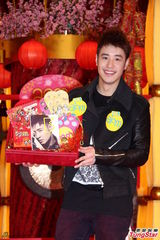 组图：潘玮柏亮相香港签唱会 又唱又跳high翻场