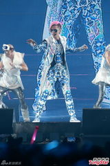 组图：罗志祥香港开唱 谭咏麟相挺当和事佬