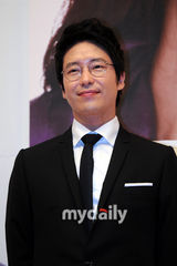 组图：李东旭宣传新剧《女人香》 金善雅低胸露背