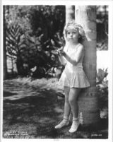 组图：秀兰邓波儿童星期可爱萌照似洋娃娃