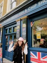 高清组图：杨洛婷英伦血拼 喜见前港督彭定康