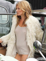 组图：凯特莫斯当街上下真空 凸点露毛