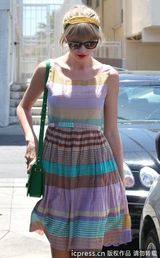 组图：泰勒-斯威夫特彩虹裙出街 红唇美肌玩转撞色