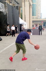 组图：陈冠希当街秀球技 搂女友洪文安秀恩爱