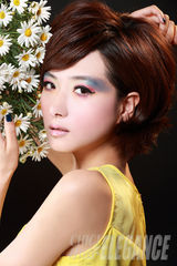 组图：万茜最新杂志大片化身冷美人