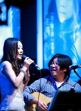 高清图：王筝演唱会幸福开场 老公送花献吻助阵现场