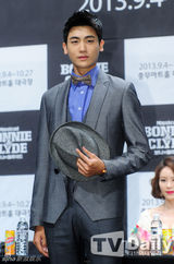 组图：SHINeeKey等宣传音乐剧《Bonnie&Clyde》