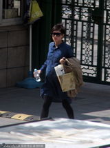 组图：孙俪挺大肚学书法 着休闲装步履轻盈