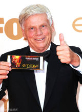 组图：艾美奖红毯 老戏骨罗伯特-莫里斯望天很爱演