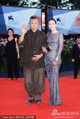 威尼斯闭幕红毯 韩国导演金基德、赵敏秀挽臂亮相