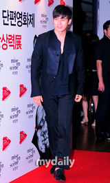 组图：申敏儿甜美造型出席活动 秀爱端庄金正恩个性