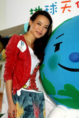 组图：舒淇何润东为公益献身 望有稳定感情