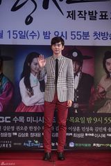 高清组图：李准基申敏儿出席《阿娘使道传》发布会