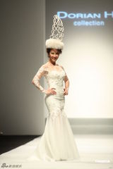 组图：李玟再穿婚纱走秀获献吻 王后造型压轴出场