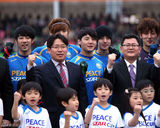 高清图：金俊秀任队长帅气踢球 金贤重等首场热身赛