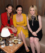 高清组图：达科塔-范宁黑色礼服亮相俏丽可人