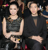 组图：井柏然廖凡同台看秀 兄弟见面相聊甚欢