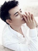 组图：荧屏年下男孙坚裸背萌照慵懒惬意