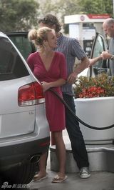 幻灯图集：布兰妮和男友杰森加油站秀恩爱