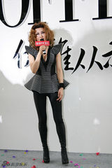 幻灯组图：尚雯婕化身复古女郎 深V红唇大秀性感