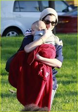 组图：安妮海瑟薇与老公共进晚餐 黑丝秀美腿