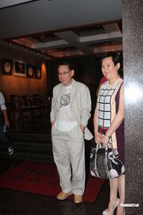 组图：赌王何鸿燊携三太亮相 与杨受成夫妇吃饭