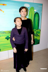 组图：吴绮莉携女看画展 小龙女抗拒镜头