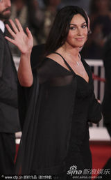 组图：《炎夏》发布会 贝鲁奇裹身黑裙秀玲珑曲线