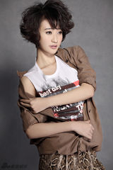 组图：阎娜最新春夏写真 俏皮活泼不失性感