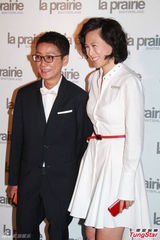 组图：赵式芝再陷同性情 与杨如芯亲密携手亮相