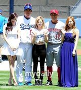 组图：少女时代宋承宪等捧场美国职业棒球比赛