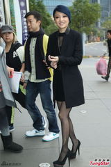 组图：张韶涵透视装性感 短裙黑丝秀小蛮腰