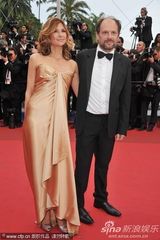 组图：《征服》戛纳首映 卓别林孙女红毯送飞吻