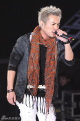 幻灯图：庾澄庆张小燕带队PK 众多红星献艺除夕节目