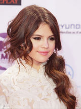 高清图：MTV欧洲音乐大奖 赛琳娜美艳亮相红毯